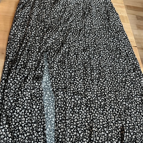 H&M creped skirt black White floral size 6 - Picture 1 of 3